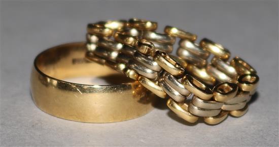 An 18ct gold wedding band and a flexible gate-link ring.